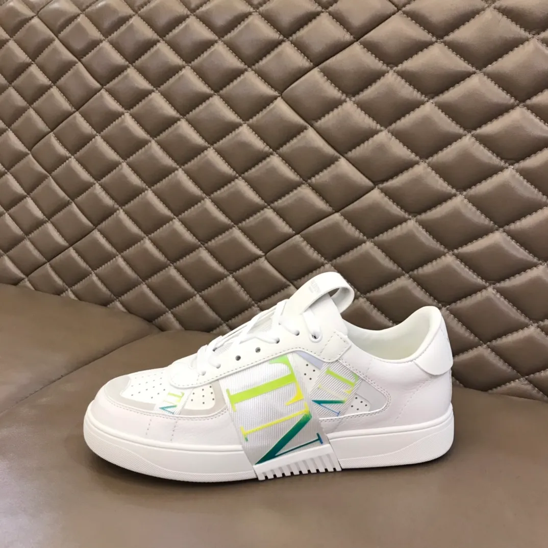 p440 "Valentin*" new spring and summer calfskin lace-up sneakers. No man should be able to refuse these shoes. The classic color scheme is so handsome! Purchase a high-precision replica of the original version to instantly sell off the market currency! 6 VLTN logo rubber effect straps - Valentino Garavani Logo printed on the back and tongue, all materials are customized to ensure quality! Size: 38-44